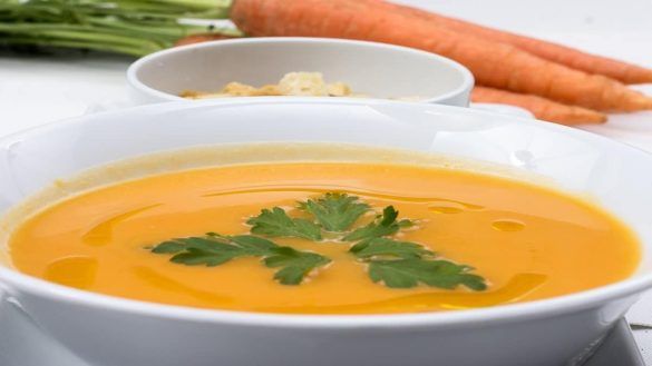 zuppa di carote pere e menta con con crostini