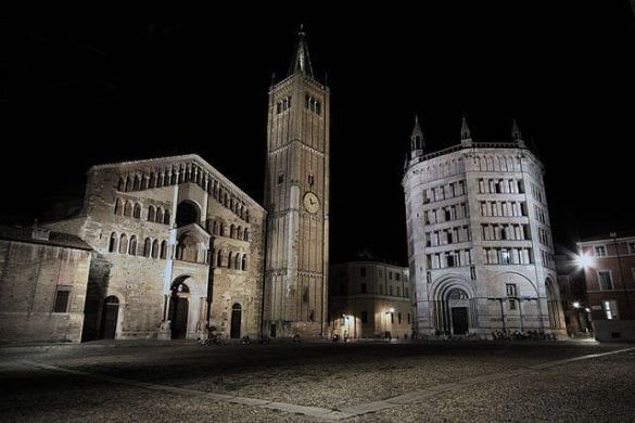 640px Piazza Duomo Parma 2009 08