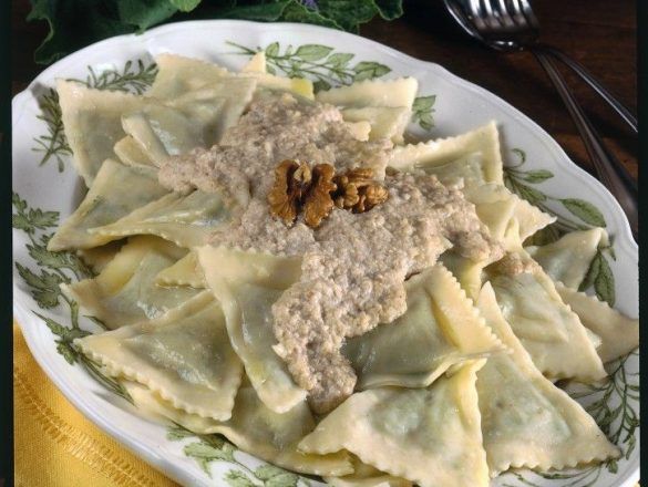 Pansotti Di Magro Alla Ligure Con Salsa Di Noci Preparazione 725x545