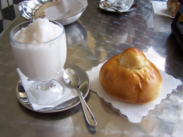 Granita Siciliana E Brioche Con Tuppo