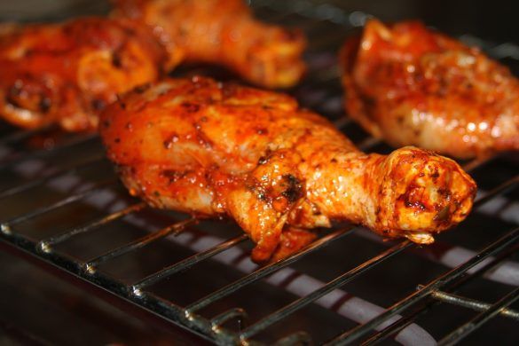 Cosce Di Pollo Alla Griglia In Soia E Salsa Allo Zenzero Con Asparagi