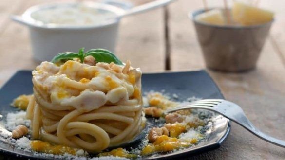 Cropped Pasta Con Crema Di Peperoni Pecorino Romano E Noci.jpg