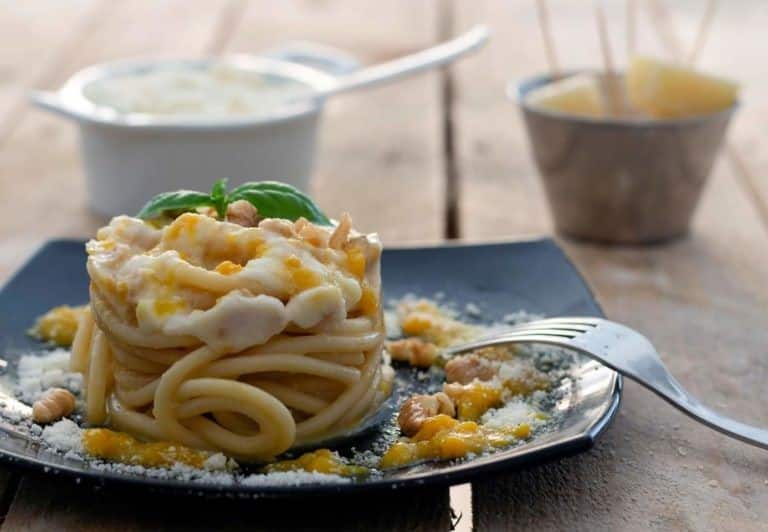 Pasta con crema di peperoni, pecorino e noci sbriciolate