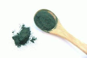 Acqua detox con spirulina, zenzero e mele