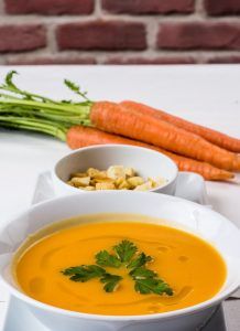 zuppa di carote pere e menta con con crostini