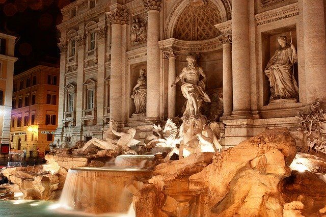 Fontana Di Trevi Di Notte Illuminata