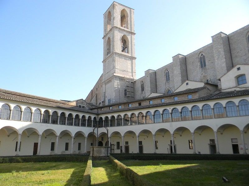 Chiostro Basilica Di San Domenico Perugia Luoghi Insoliti Da Vedere Min 1