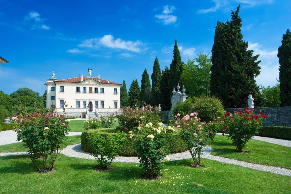 Ingresso Di Villa Valmarana Con Aiuole Di Rose Min