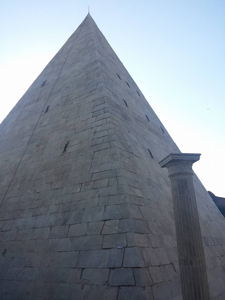 Piramide Cestia Da Vicino Min