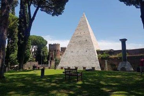 Piramide Cestia Min