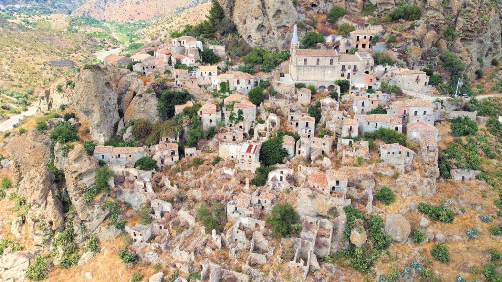 pentedattilo borgo fantasma in calabria fonte immagine facebook min