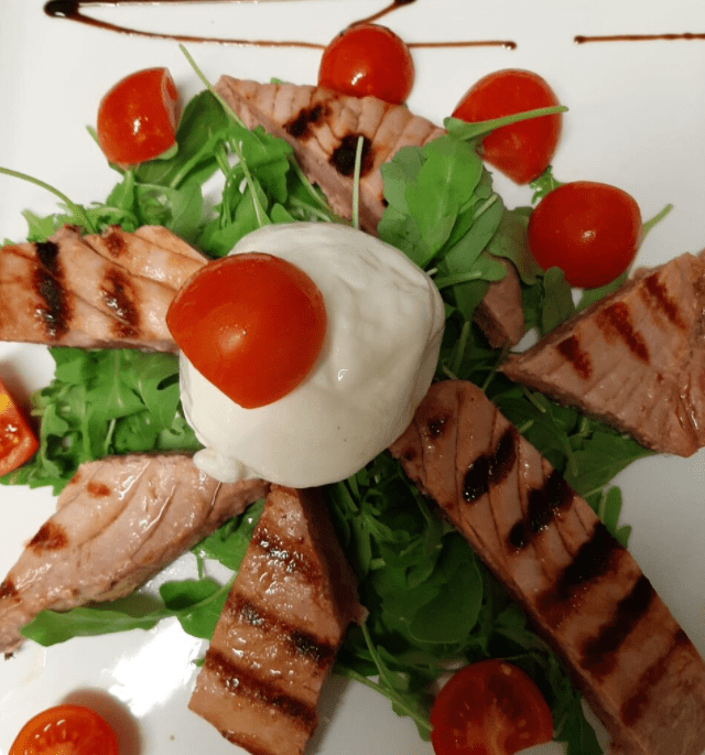 tagliata di tonno mozzarella e pomodorini e rucola 1