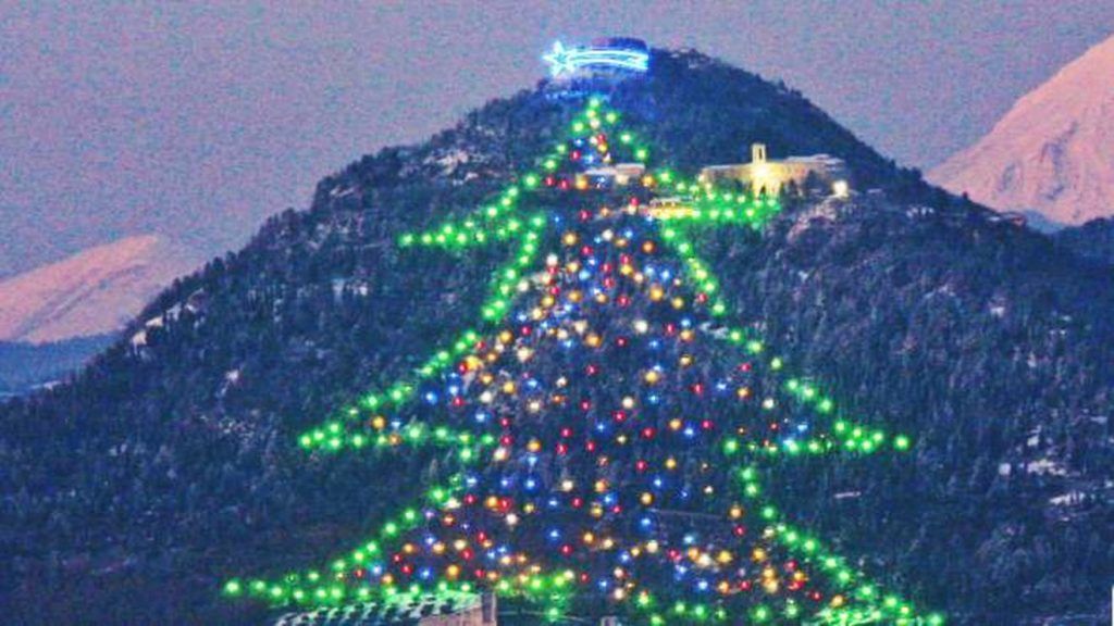 albero di natale di gubbio tradizioni del natale in umbria 1