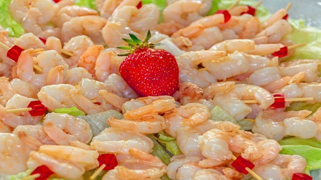 spiedini di gamberetti stuzzichini per aperitivi di mare