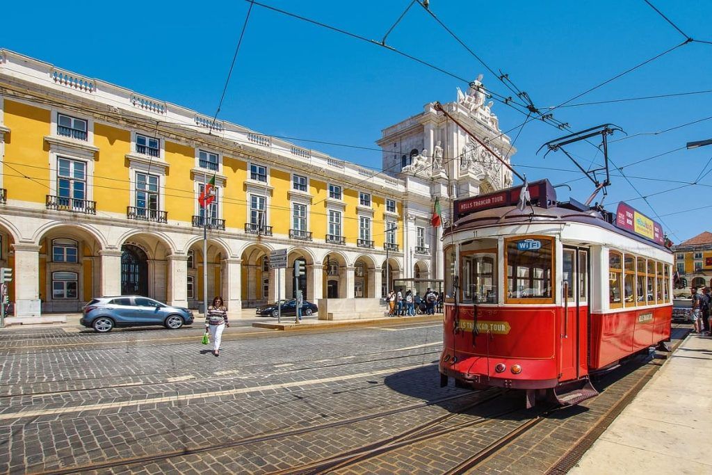 Giro per Lisbona a bordo dei suoi famosi tram