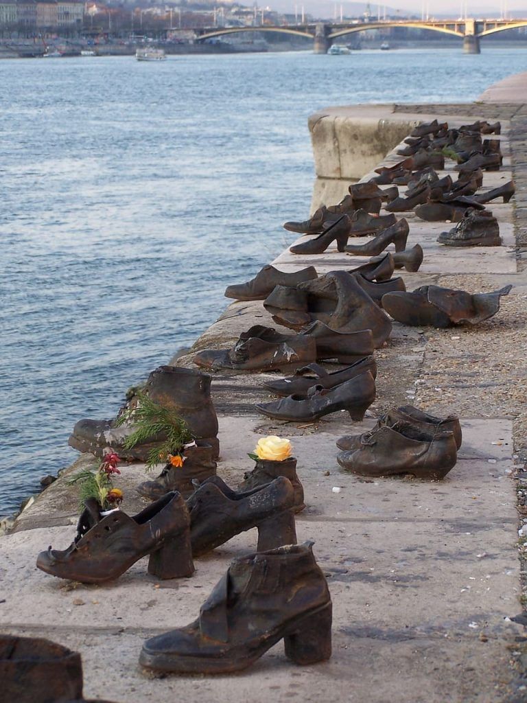 10 cose da vedere a Budapest scarpe sulle rive del danubio