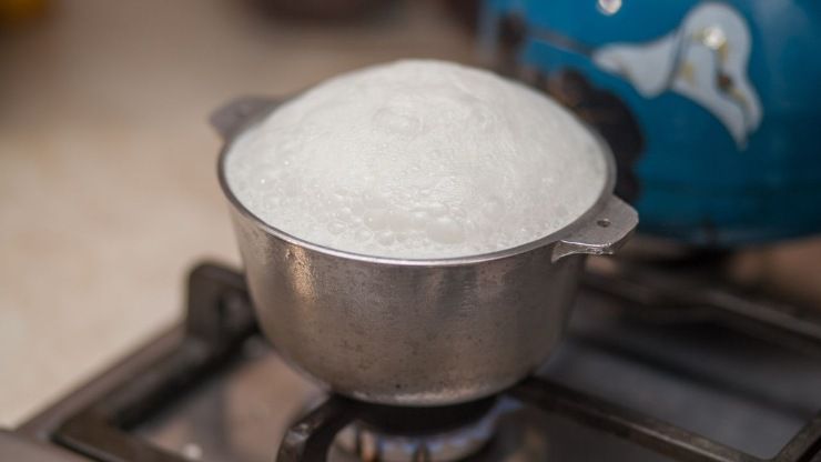 Latte in ebollizione pentolino