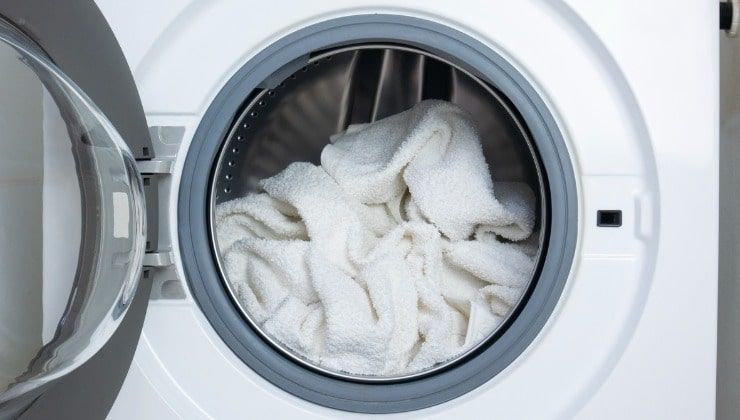 bucato bianco in lavatrice