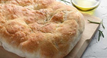 Focaccia pugliese, la ricetta originale: croccante al punto giusto | Troppo buona per non assaggiarla