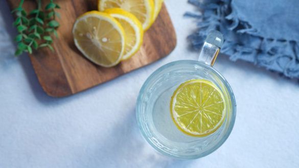 Acqua calda con buccia di limone ricetta e benefici