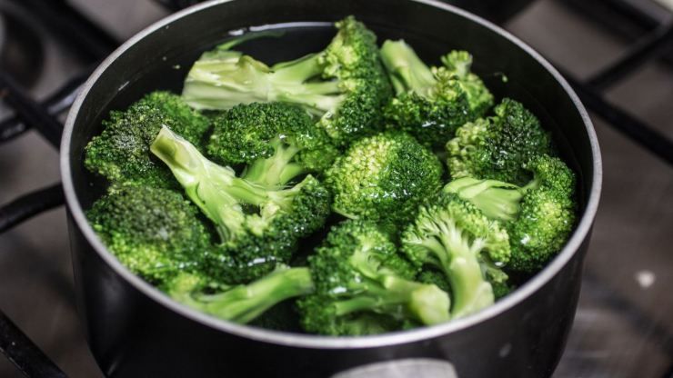 Broccoli in pentola bolliti