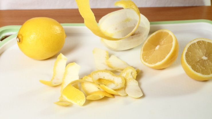 Buccia di limone per acqua calda