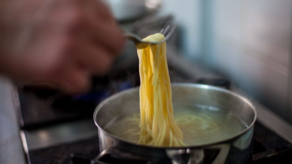 Pasta in cottura con olio