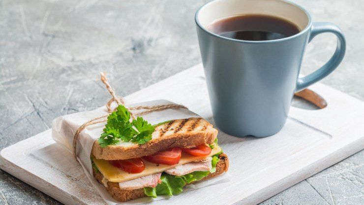 Sandwich e tazza di caffè colazione