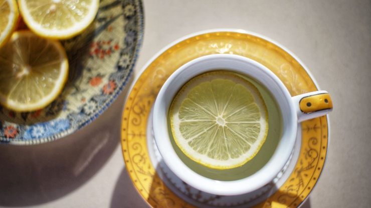 Tazza di acqua calda con buccia di limone