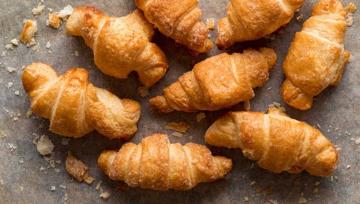 croissant alle noci appena sfornati