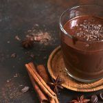 tazza di cioccolata calda con cannella