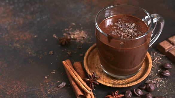 tazza di cioccolata calda con cannella