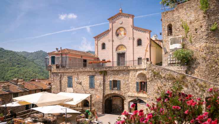 Apricale, la piazza, la Chiesa e il Castello della Lucertola - La storia di un borgo medievale