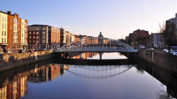 Luoghi insoliti da vedere a Dublino -ponte della città wineandfoodtour.it