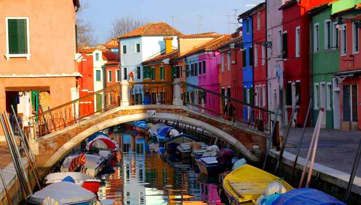 La magia dei colori di Burano: Venezia ci regala un'isola tutta da scoprire nella sua meravigliosa laguna 