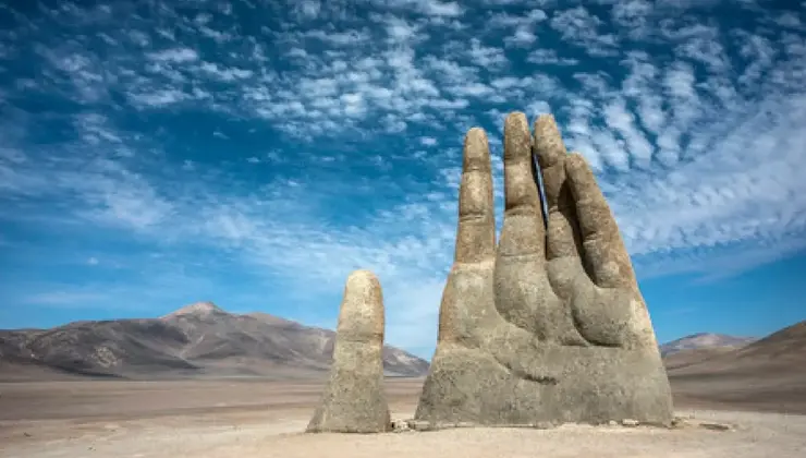 Mano del Desierto scultura
