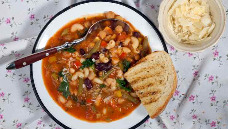 Minestrone pane cotto piatti tipici della cucina ciociara