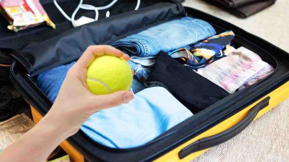 Pallina da tennis in valigia