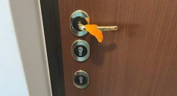 Buccia di arancia sulla maniglia della porta di casa, risolvi un grosso problema