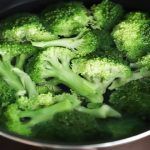 Cimette di broccoli in pentola