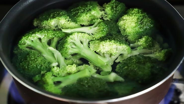 Compra una busta di broccoli 