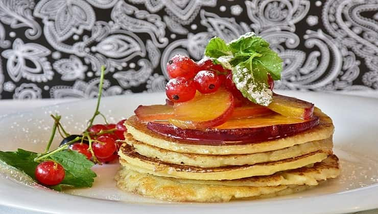 Colazione perfetta, pancake e frutta mista