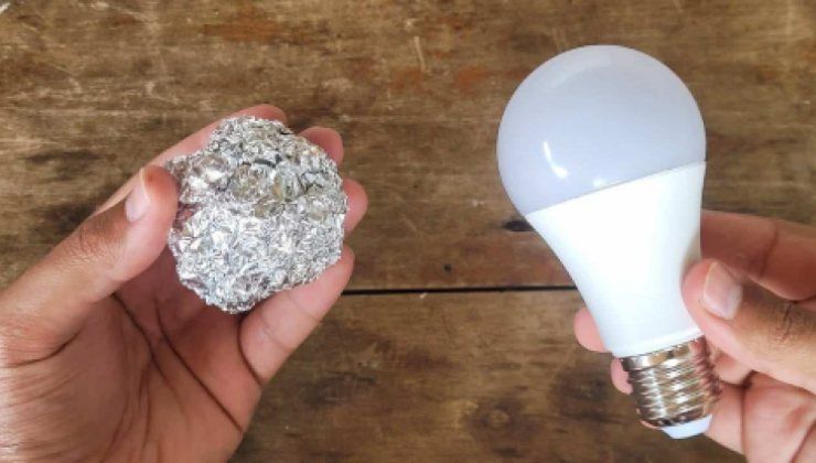 Alluminio per riparare una lampadina