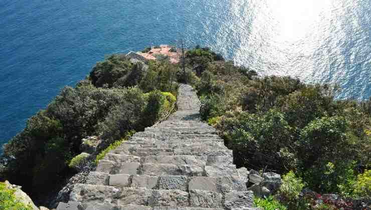 Monesteroli, un borgo dalla scalinata infinita verso il mare - Liguria