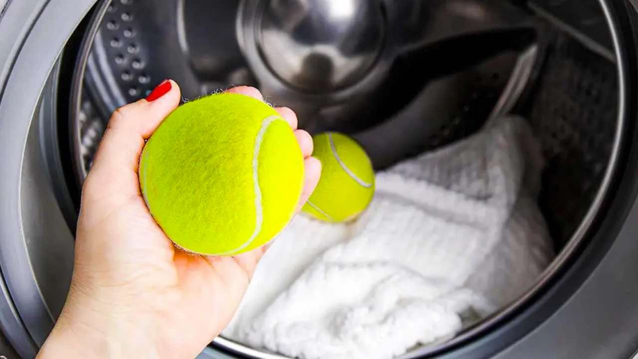 Palline da tennis in lavatrice: il trucchetto per il bucato