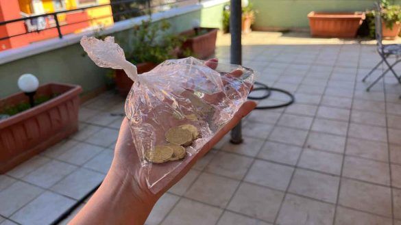 sacchetti di acqua e monete