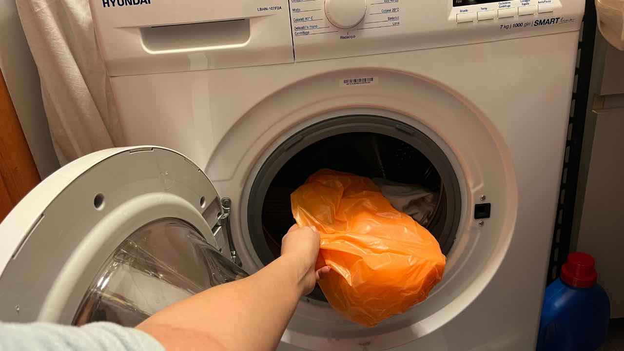 Metti 1 sacchetto di plastica in lavatrice: mai stato così semplice fare il  bucato