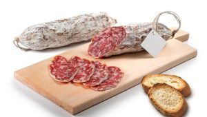 Salame. pizza senza forno, latte e uova