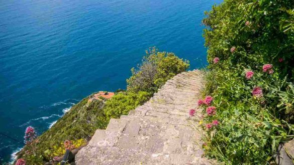 Scalinata di Monesteroli, un borgo ligure da non perdere