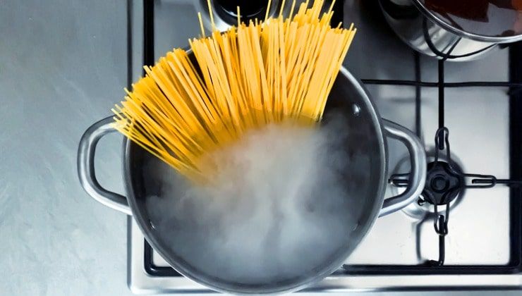 Spaghetti nella pentola sui fornelli 
